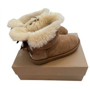 UGG K Mini Bailey Bow II, Little kids Boots in Chestnut.